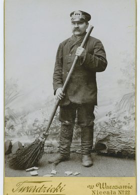 Dozorca z serii typów warszawskich