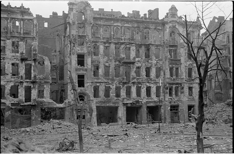 Ruiny kamienicy Lewenfisza przy placu Napoleona 1