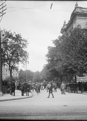 Gmach Komendantury Miasta i sobór św. Aleksandra Newskiego na placu Saskim