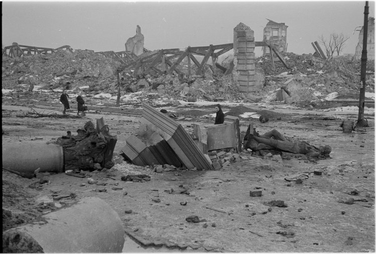 Zniszczona Kolumna Zygmunta na tle ruin Zamku Królewskiego