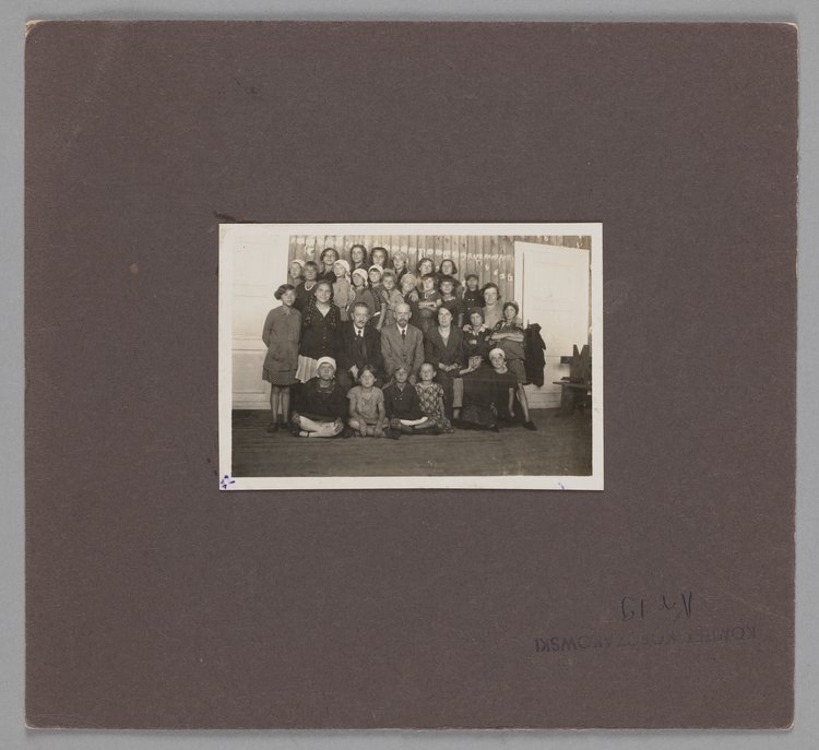 Fotografia przedstawiająca Izaaka Eliasberga, Janusza Korczaka (Henryka Goldszmita) i Stefanię Wilczyńską z dziećmi z Domu Sierot