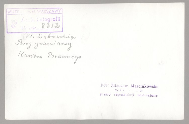 Wyścig rowerowy gazeciarzy sprzed siedziby "Kuriera Porannego" na placu Dąbrowskiego