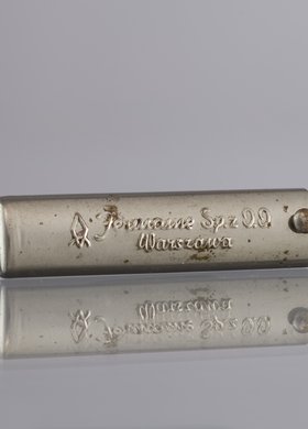 Szminka do ust w metalowym etui