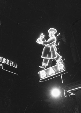 Warszawskie neony na skrzyżowaniu Nowego Światu z Alejami Jerozolimskimi