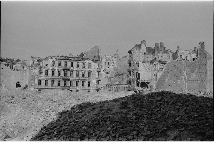 Ruiny zabudowy w rejonie skrzyżowania ulic Siennej i Wielkiej