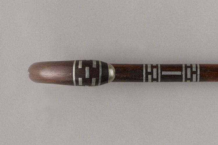 Laska inkrustowana srebrzonym metalem