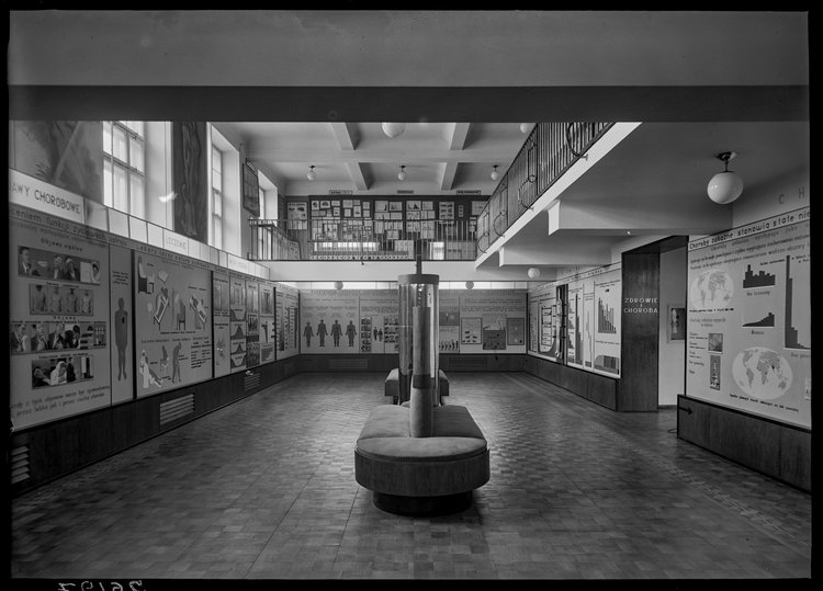 Sala ekspozycyjna Muzeum Higieny w budynku Państwowego Zakładu Higieny przy ulicy Chocimskiej 24