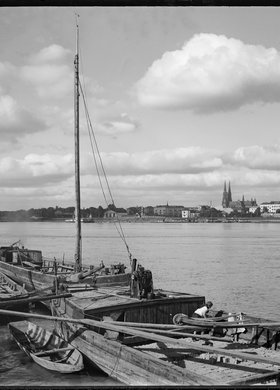 Widok z przystani na Wisłę i praski brzeg