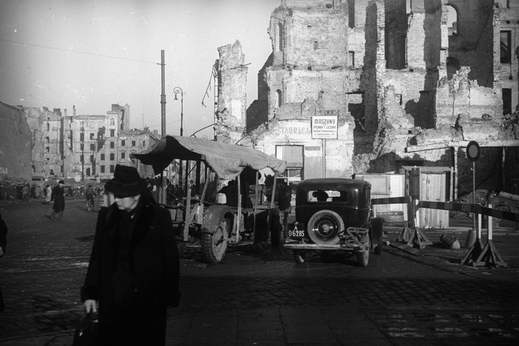 Narożnik Marszałkowskiej 100 i Alej Jerozolimskich 36. Ruch uliczny