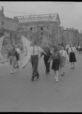 Pochód organizacji młodzieżowych na ulicy Bonifraterskiej