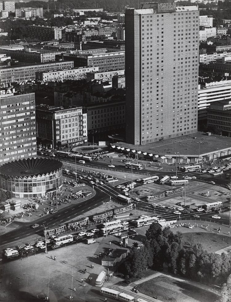 Widok z Pałacu Kultury i Nauki na hotel Forum i okolice