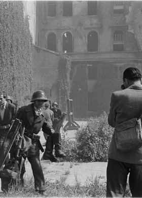 Powstańcy po zdobyciu Komendy Policji