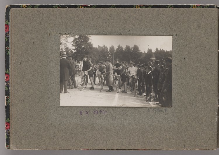 Album z fotografiami cyklistów na Dynasach