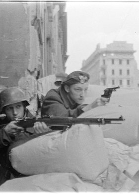 Powstańcy na stanowisku w bramie kamienicy przy ulicy Mazowieckiej 11