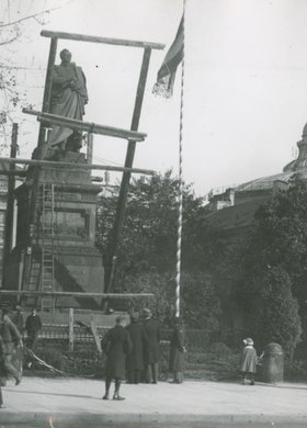 Rozbiórka pomnika namiestnika Królestwa Polskiego Iwana Paskiewicza, Krakowskie Przedmieście