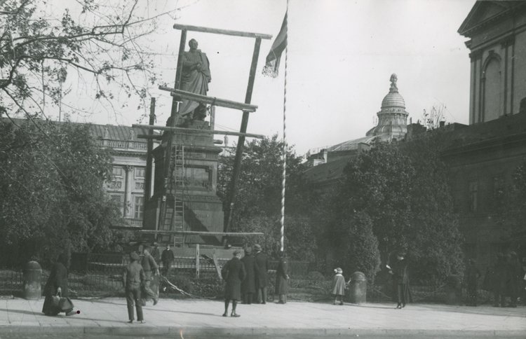 Rozbiórka pomnika namiestnika Królestwa Polskiego Iwana Paskiewicza, Krakowskie Przedmieście