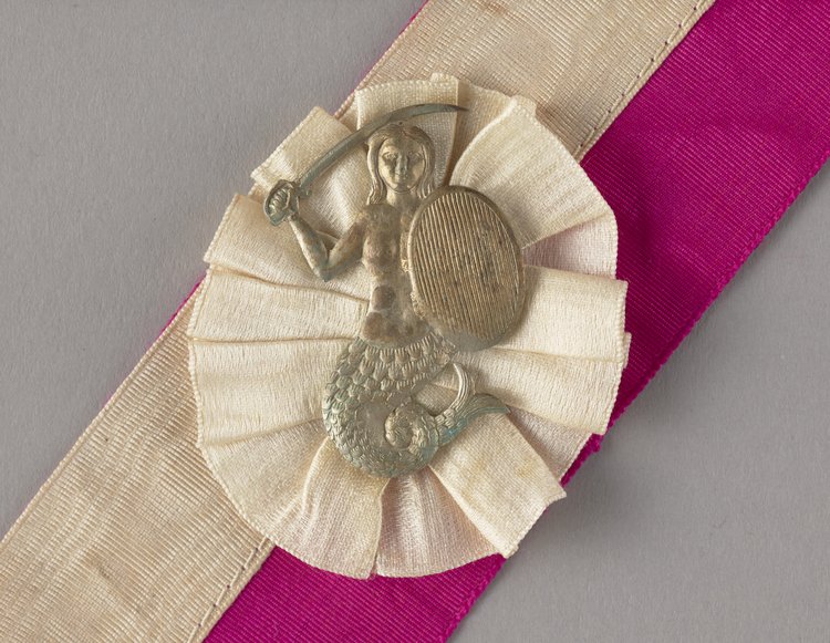 Dwie szarfy biało-amarantowe z metalową Syrenką na białej rozetce