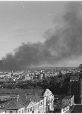 Panorama Powiśla i dymy pożarów nad miastem