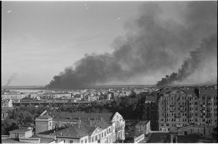 Panorama Powiśla i dymy pożarów nad miastem