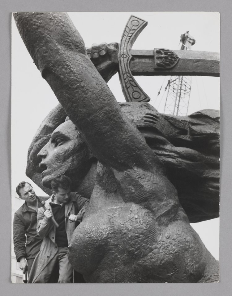 Installation of the Monument to the Heroes of Warsaw (Warsaw Nike)