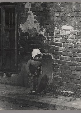 Dziecko idące po podwórzu przy ulicy Środkowej 18