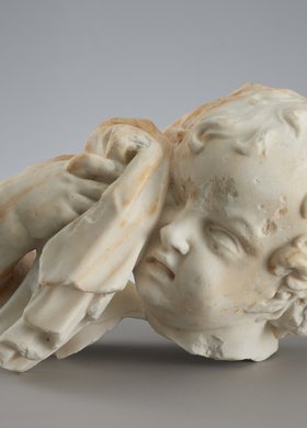 Głowa płaczącego putta z nagrobka Marii Józefy Sobieskiej z kościoła Sakramentek