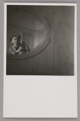 Autoportret Aliny Scholtz z aparatem fotograficznym Rolleiflex