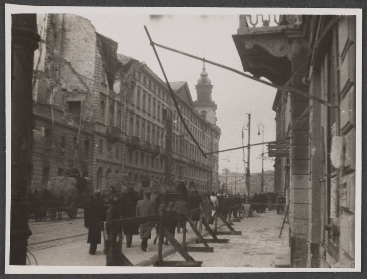 Widok z Nowego Światu w kierunku Krakowskiego Przedmieścia