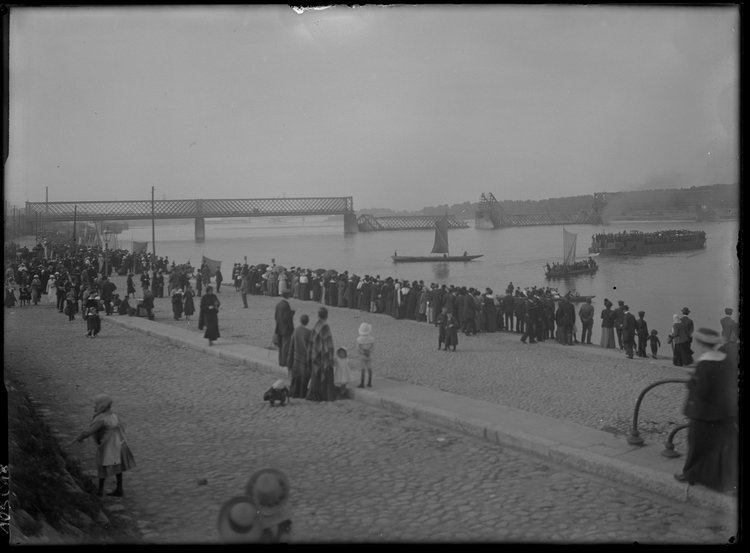 Nabrzeże Wisły i niszczony most Aleksandryjski (Kierbedzia)