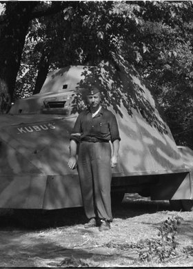 Samochód opancerzony "Kubuś" w ogrodzie przy Konserwatorium Muzycznym na Okólniku