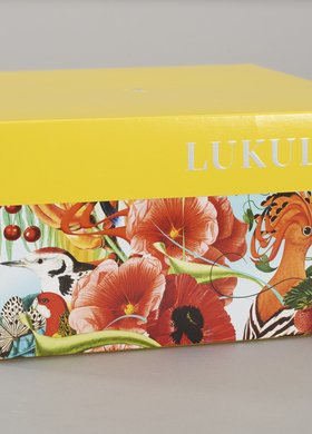 Pudełko firmowe Lukullus z grafiką Bożki Rydlewskiej Busz po polsku