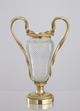 Wazon z uchwytami w formie węży