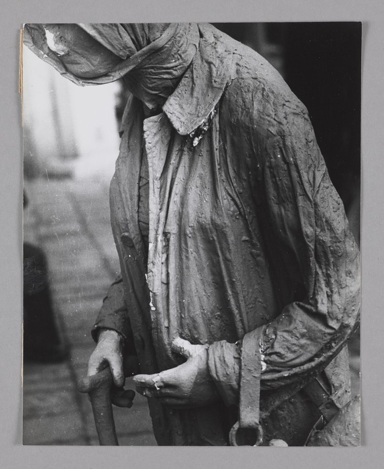 Fragment instalacji "Przejście" Jerzego Kaliny u zbiegu ulic Mazowieckiej i Świętokrzyskiej