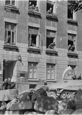 Powstańcy w zdobytym transporterze na ulicy Mikołaj Kopernika