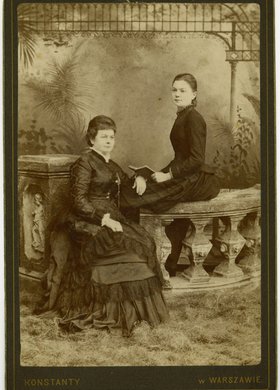 Portret nieznanych matki i córki