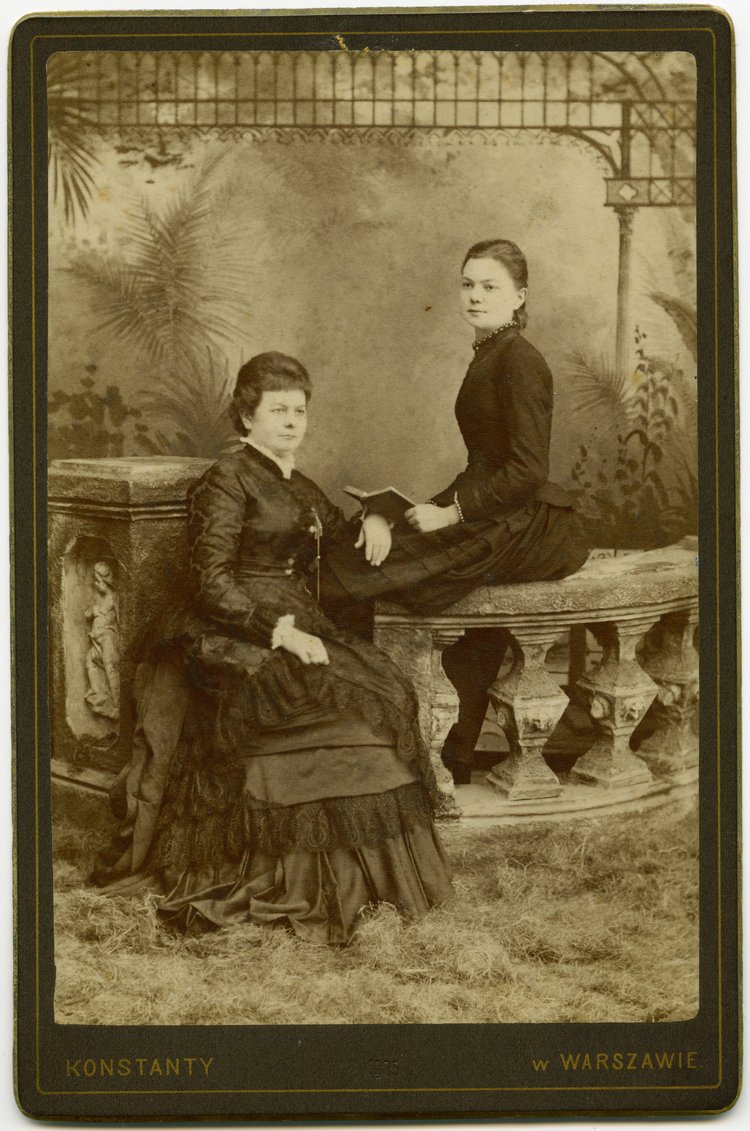 Portret nieznanych matki i córki