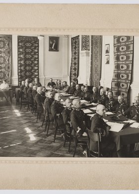 Odprawa wyższych oficerów Policji Państwowej u Komendanta Głównego Janusza Maleszewskiego