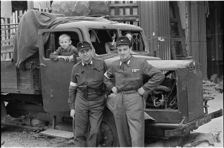 Powstańcy przy wraku ciężarówki na ulicy Kredytowej