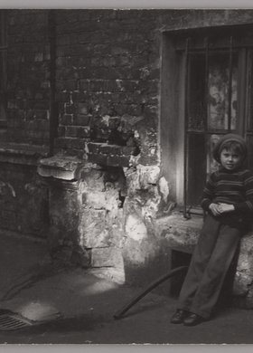 Dziecko na podwórzu kamienicy przy ulicy Wileńskiej 11