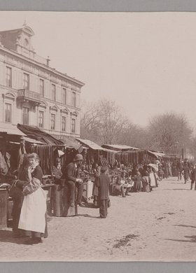 Targ na placu Żelaznej Bramy przed Wielkanocą