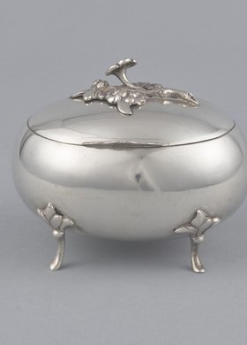 Cukiernica owalna z gałązką kwiatową