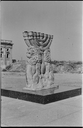 Znicz, fragment pomnika Bohaterów Getta