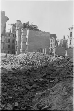 Ruiny zabudowy przy ulicy Siennej