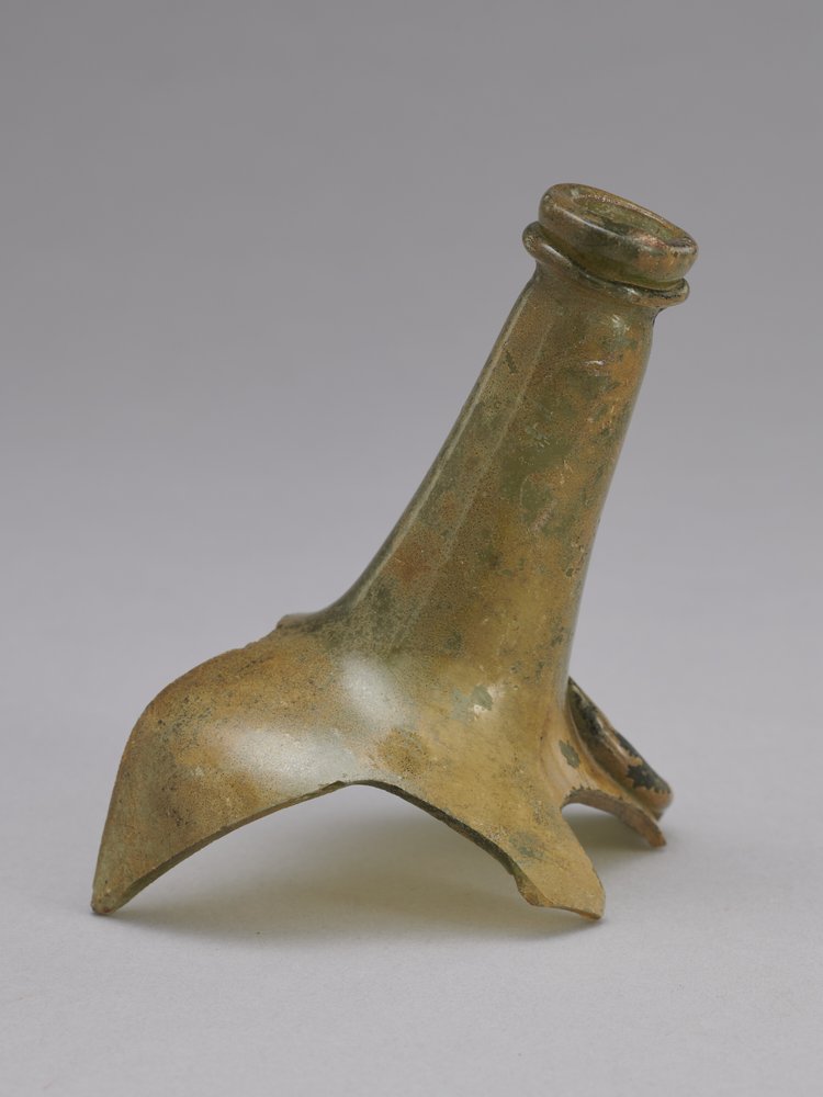 Butelka szklana ze stemplem, fragment