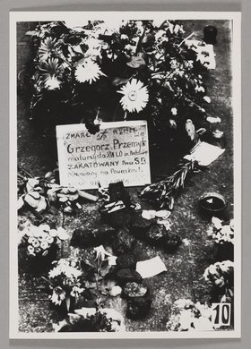 Pogrzeb Grzegorza Przemyka - zdjęcie tablicy pamiątkowej o zmarłym położonej przy jego grobie znajdującym się na Cmentarzu Powązkowskim