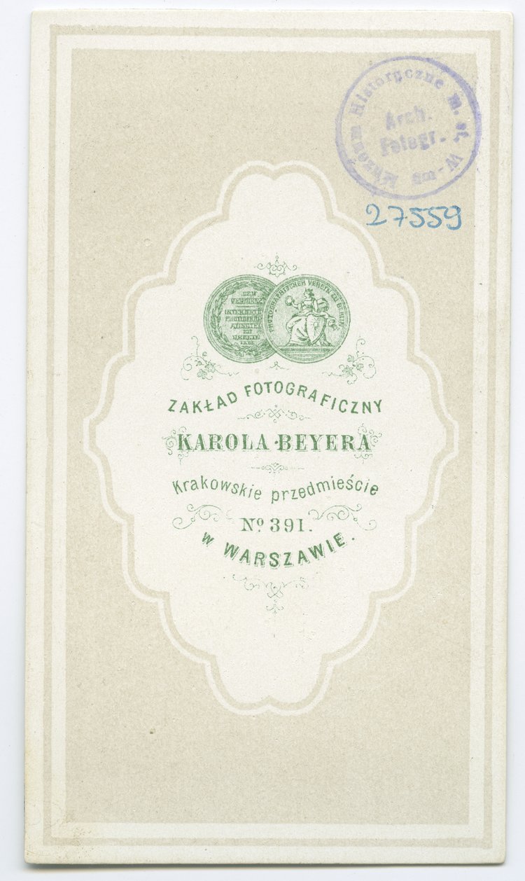 Portret kobiety w pasiastej sukni