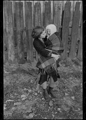 Portret dziewczynki z płaczącym dzieckiem, okolice ulicy Górczewskiej.