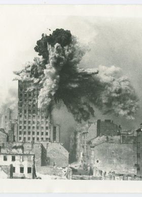 Powstanie warszawskie. Wybuch pocisku na gmachu Prudentialu