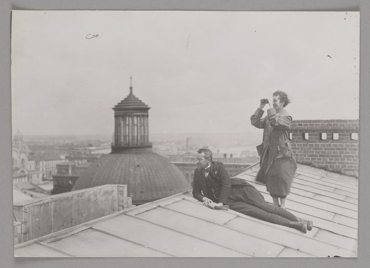 Mieczysław Orłowicz i Maria Szachówna na dachu kamienicy Goldstanda