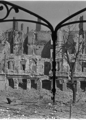 Ruiny zabudowy przy placu Napoleona